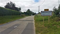 Entrée du village<br>Angerville-Bailleul